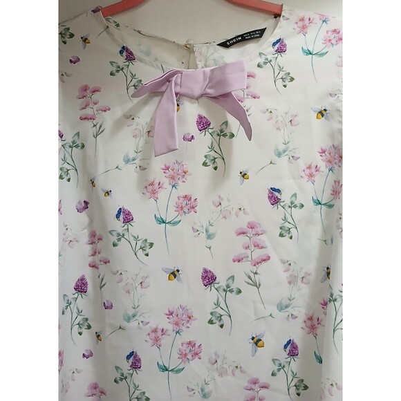 SHEIN Women’s XL Blouse White Flutter Sleeve Lavender Floral Bumble Bee Bow LNC - Picture 4 of 8
